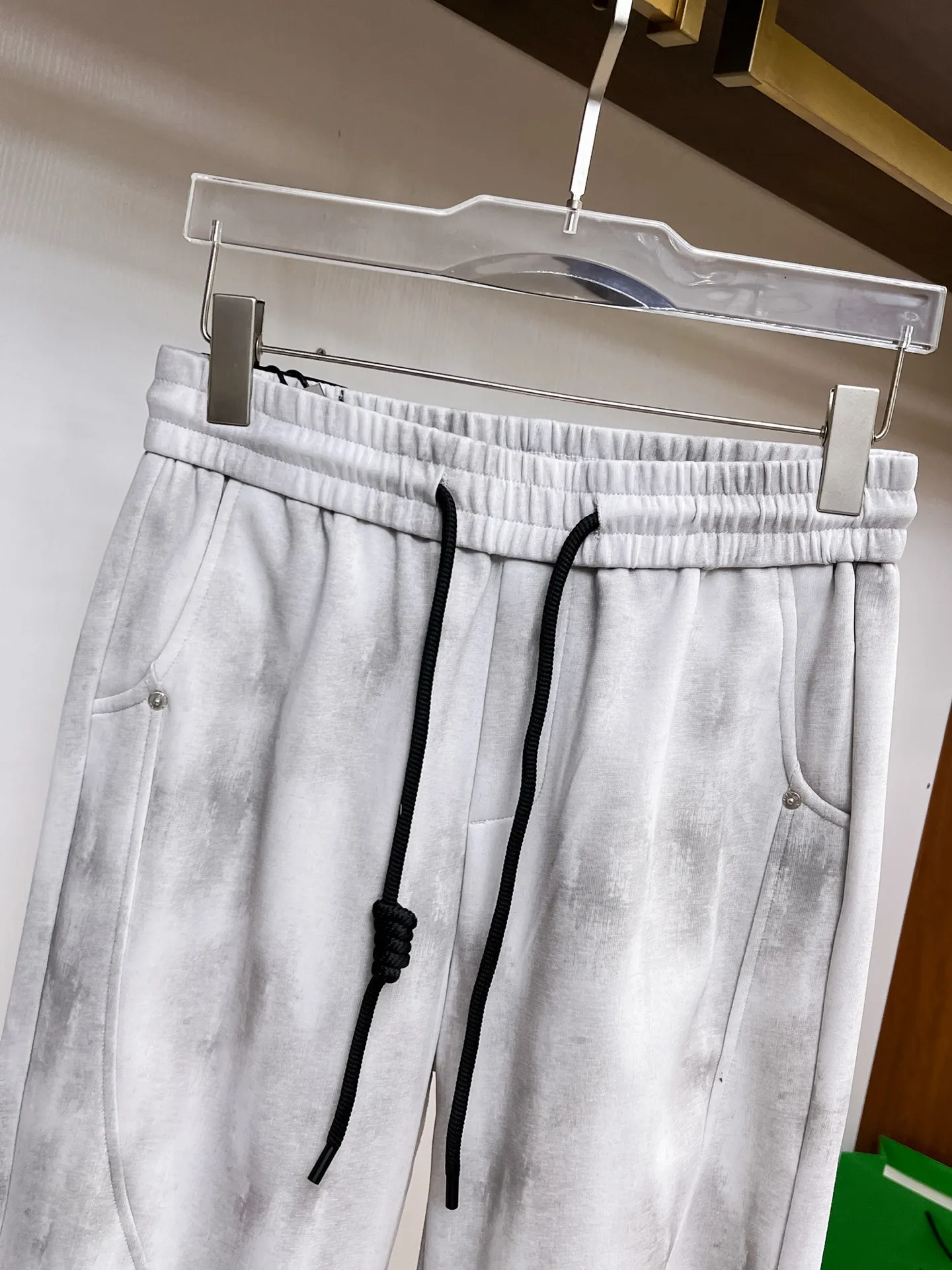 Balenciaga 🆕2026 Autumn and Winter New Arrival Casual Pants! The official website will be released simultaneously. Brand Classic LOGO casual pants, customized fabrics, excellent comfort and strong touch. Highly recognisable, perfect appearance and craftsmanship. Size:M-3XL